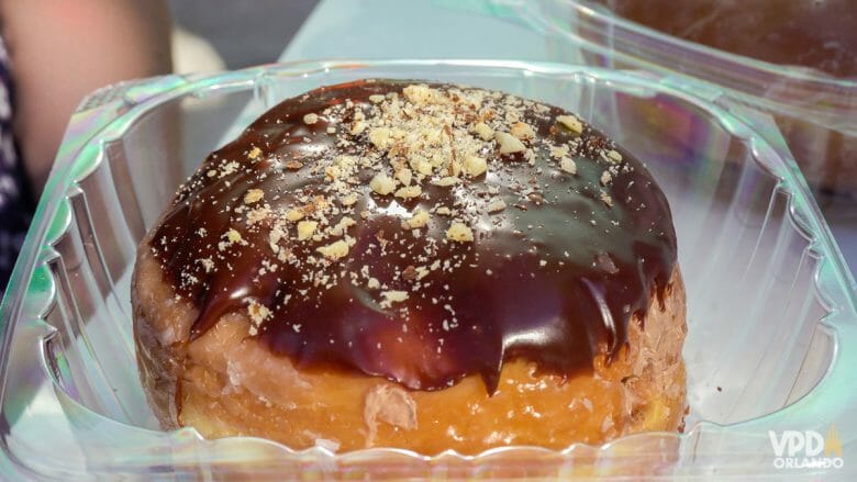 Donut da Everglazed Donuts com cobertura de chocolate e farelos de avelã por cima. 