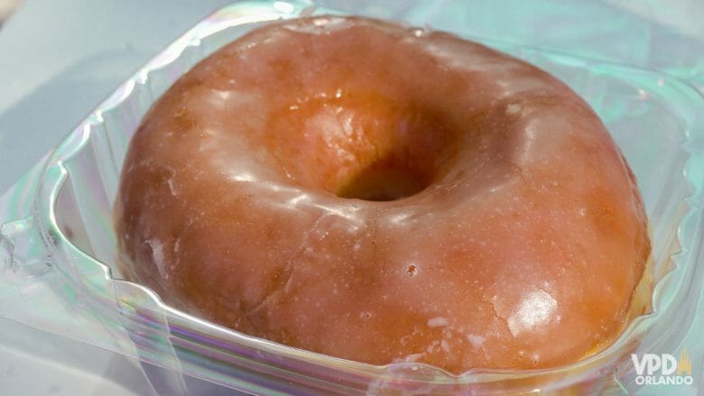 O donuts simples da Everglazed Donuts, com calda de açúcar.