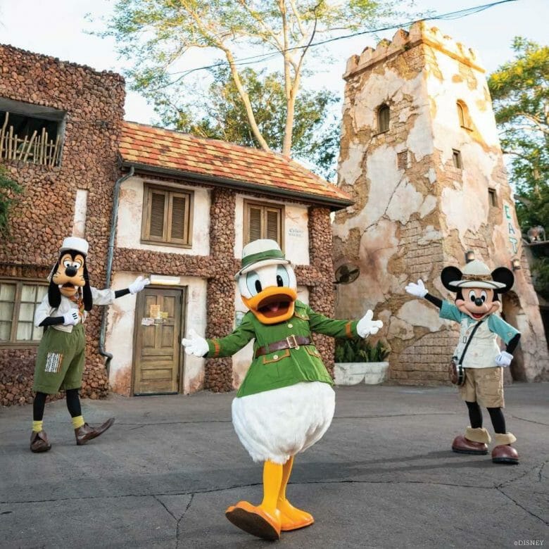 Pateta, Donald e Mickey em frente ao Tusker House com as roupas que usam na refeição 