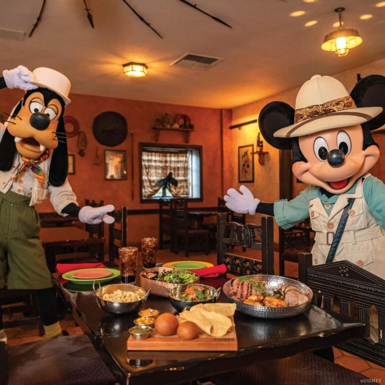 Mickey e Pateta no Tusker House no buffet 