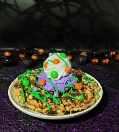 Foto de um funnel cake com coberturas especiais de Halloween 