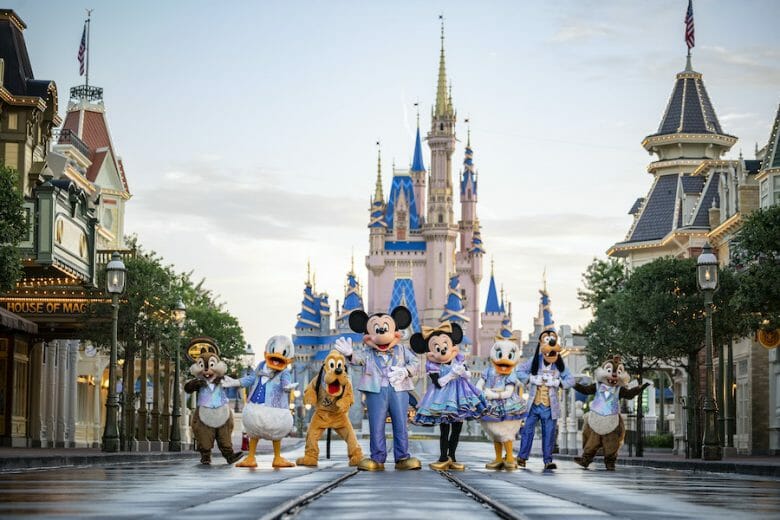 Mickey, Minnie, Pateta, Pluto, Margarida, Donald, Chip e Dale na Main Street do Magic Kingdom. O castelo está ao fundo e eles usam as roupinhas temáticas do aniversário de 50 anos da Disney.