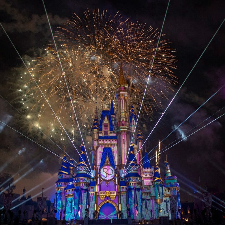 Foto do novo show de fogos do Magic Kingdom criado para o aniversário de 50 anos da Disney.