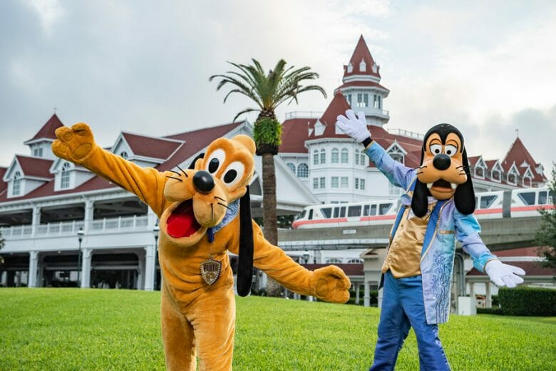 Pluto e Pateta em frente ao Grand Floridian com as roupas especiais da comemoração dos 50 anos 