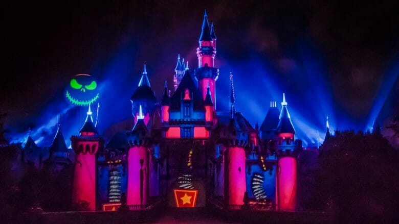 Castelo da Disneyland com iluminações e projeções especiais de Halloween