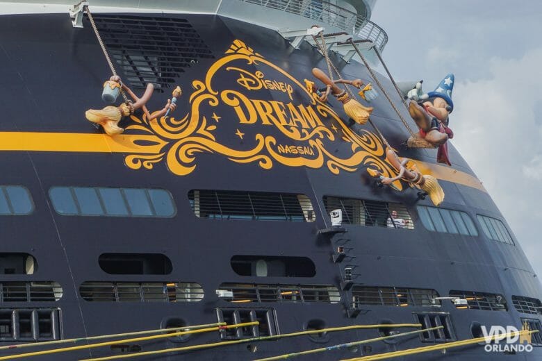 Foto do navio Disney Dream. Alguns personagens do filme Fantasia, como o Mickey Feiticeiro, estão pendurados.