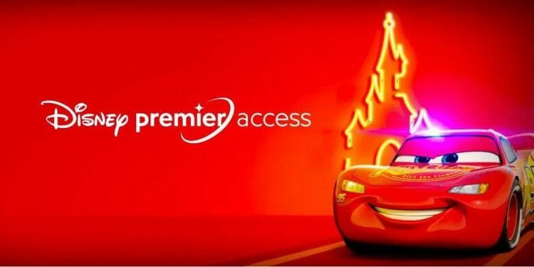 Divulgação do Disney Premier Access, com a silhueta do castelo ao fundo e o Relâmpago McQueen à frente sobre um fundo vermelho. 