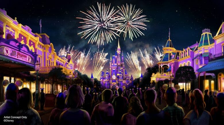 castelo da Cinderella com luzes e fogos, visto da Main Street onde muitas pessoas estão em pé assistindo.