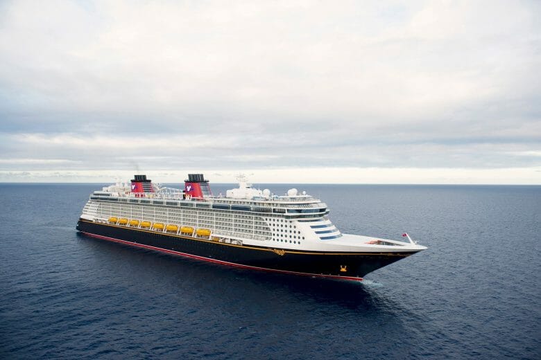 Imagem do navio Disney Fantasy da Disney Cruise Line. Ele está navegando no mar. 