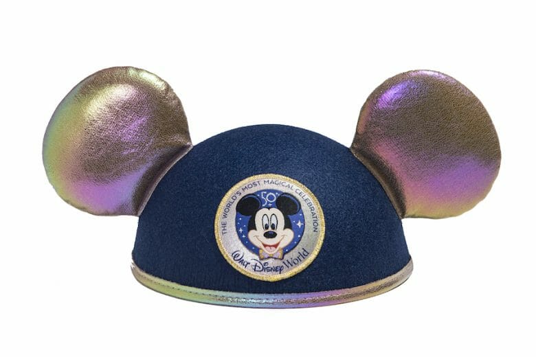 Imagem de um chapéu de Mickey com o logo dos 50 anos. Ele é azul e as orelhas são iridescentes.