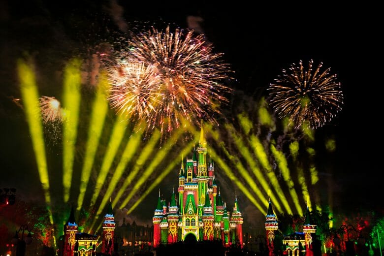 Imagem dos fogos de Natal no castelo da Cinderela, nas cores verde e vermelho. O show vai acontecer no Very Merriest After Hours.