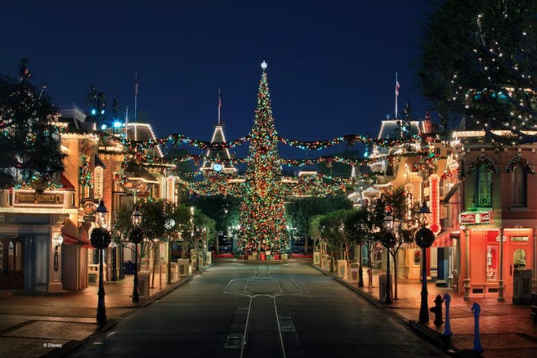 A Disneyland não costumava ter eventos especiais de Natal Imagem da Main Street da Disneyland Califórnia toda decorada de Natal, com uma árvore bem grande.