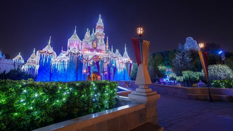 O castelo também ficará com essa iluminação de Natal Castelo da Disneyland iluminado para o Natal em tons de branco, lilás e azul.