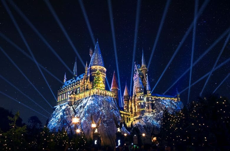 Foto de projeções temáticas de Natal no Castelo de Hogwarts, que fica no Islands of Adventure dentro do complexo da Universal