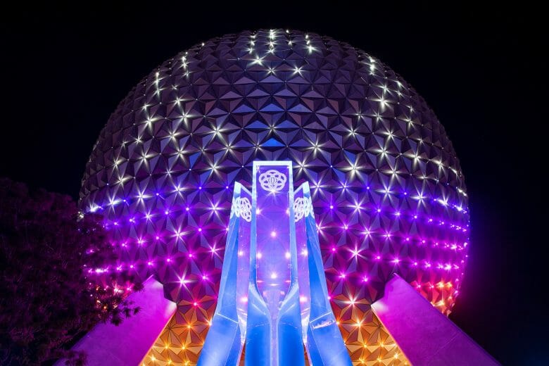 Foto da bola do Epcot com a nova iluminação para o aniversário de 50 anos da Disney.