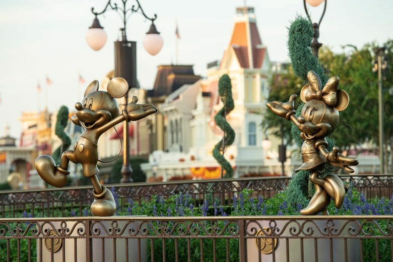 Foto das estátuas douradas do Mickey e da Minnie no Magic Kingdom.