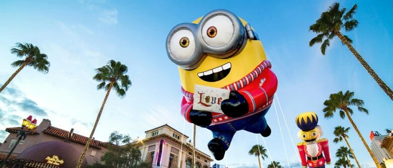A parada com os balões da Macy's estará de volta! Balão de Minion flutuando durante a parada da Macy's na Universal