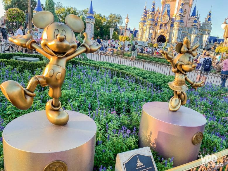Imagem das estátuas do Mickey e da Minnie em frente ao castelo da Cinderela. Há descontos para ingressos dos parques no VPD Travel.