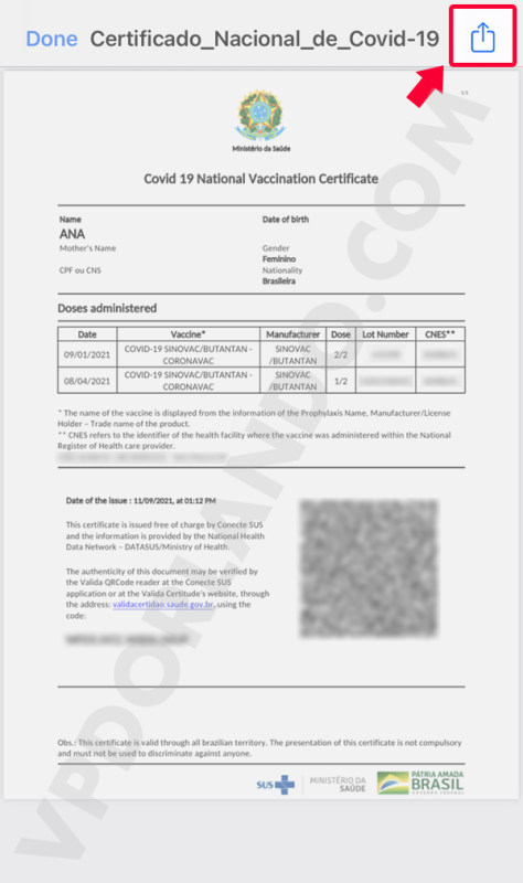 Print do comprovante com todas as informações da vacina e um QR Code, com uma caixinha em vermelho apontando para a opção de salvar no dispositivo.