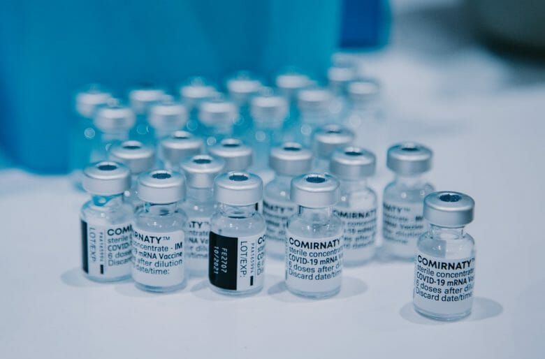 Foto de vários frascos da vacina contra a COVID.