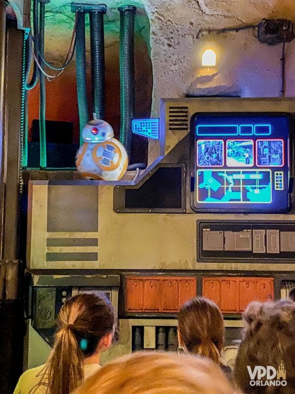 Foto do BB-8 dentro da atração de Star Wars.