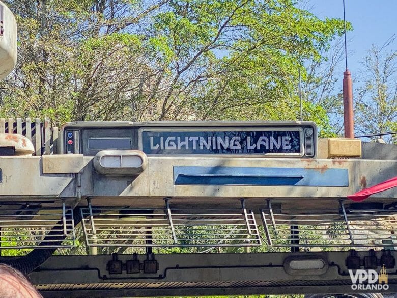 Foto da placa de Lightning Lane na entrada da Rise of the Resistance.