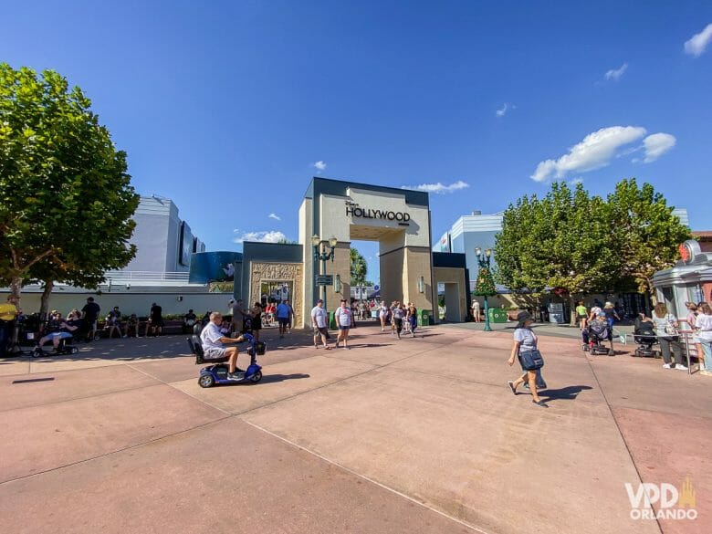 Foto do arco do Hollywood Studios, com vários visitantes andando.