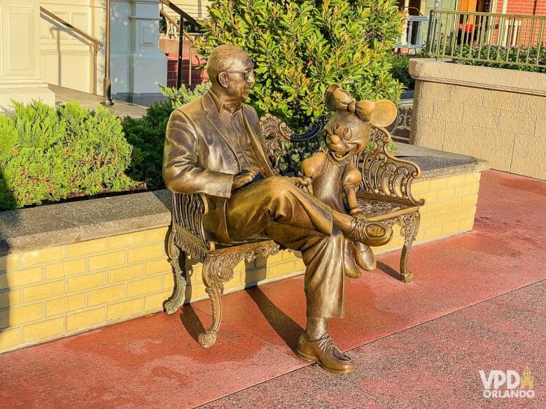 Foto da estátua de bronze do Roy Disney sentado em um banco ao lado da Minnie, que fica no Magic Kingdom.