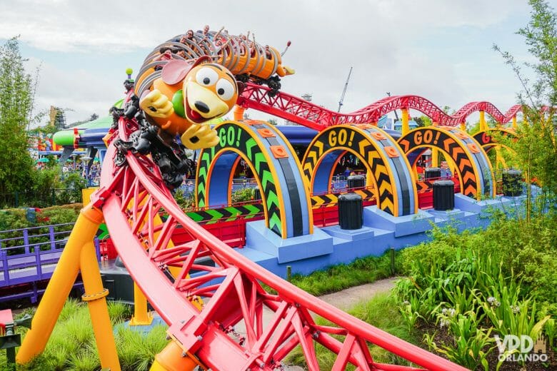 Foto da montanha-russa Slinky Dog Dash, que tem trilhos coloridos e o carrinho de cachorro. Essa é a prioridade máxima do Genie+ no Hollywood Studios.