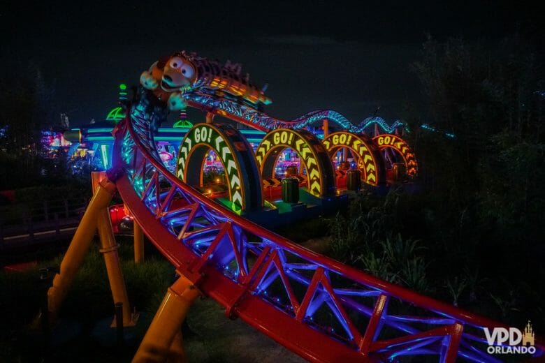 Foto da Slinky Dog Dash à noite.