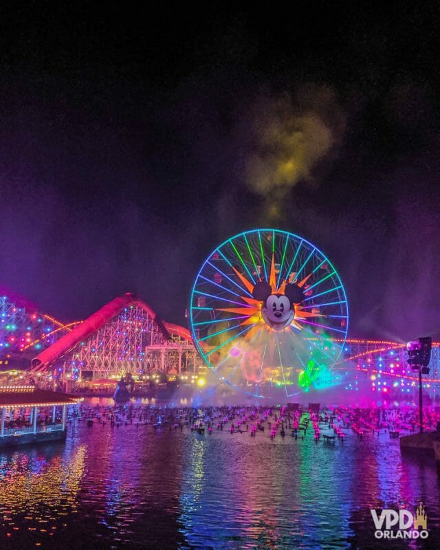 Foto da roda gigante do Disney Califórnia Adventure com as projeções do World of Color.
