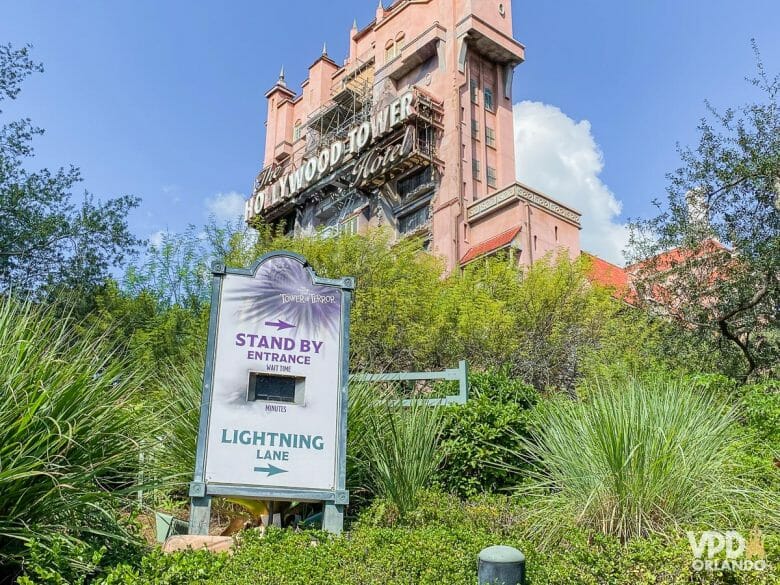 Foto da Tower of Terror com a placa de entrada e Lightning Lane. Essa pode ser uma prioridade do Genie+ no Hollywood Studios. 