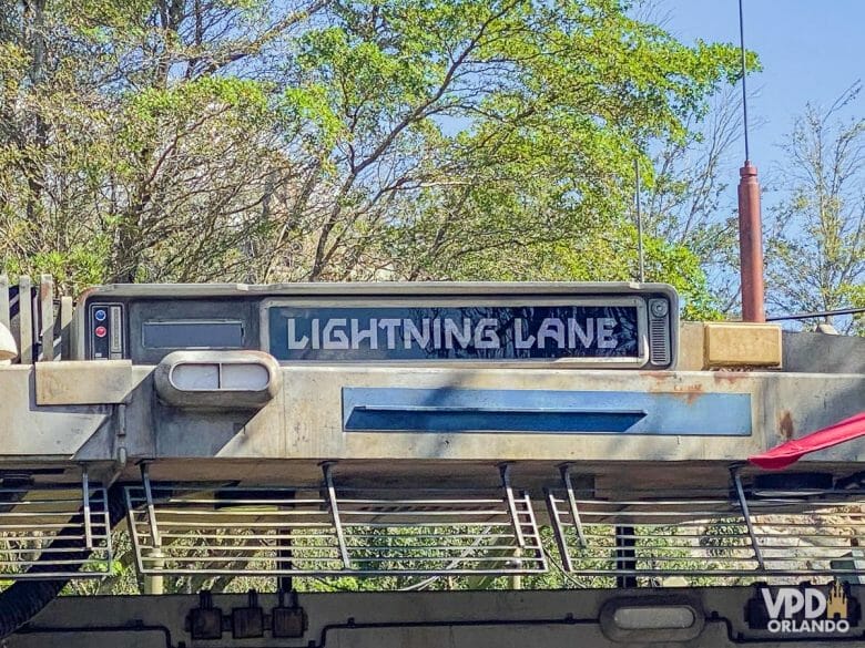 Foto da entrada de Lightning Lane. Quem usa o Rider Switch pode esperar nessa fila mais rápida.