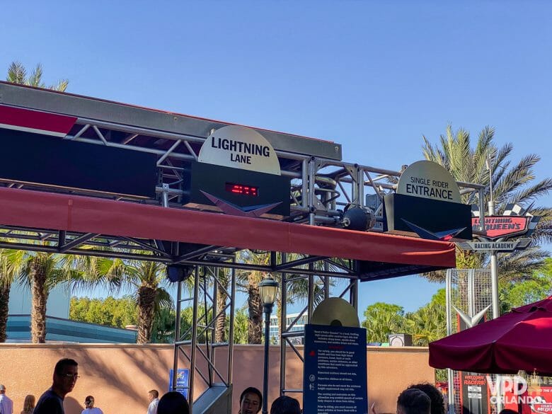 Placas indicando a entrada da fila Lightning Lane e Single Rider (pra quem vai na atração sozinho) da atração Rock 'n Roller Coaster, no parque Hollywood Studios.