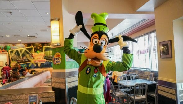 Comendo com personagens da Disney