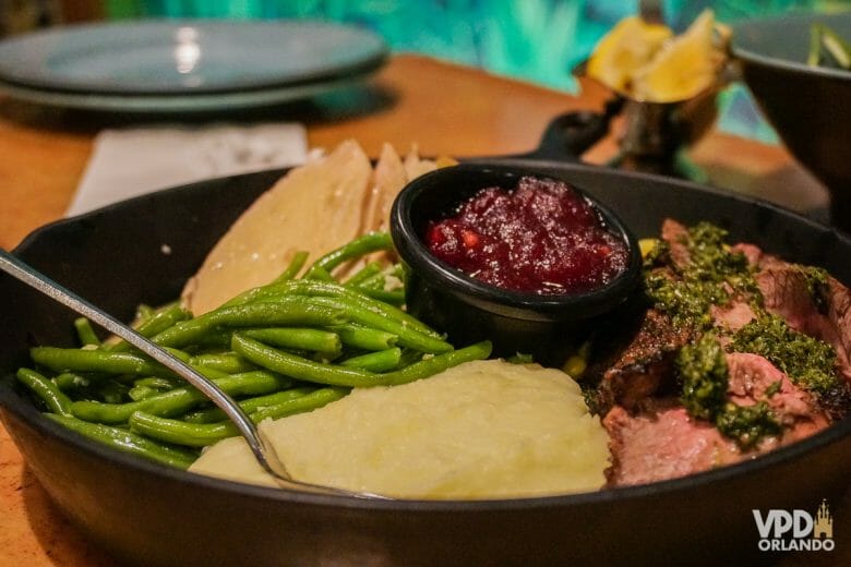 Prato com molho, vagem, purê e carnes do Garden Grill, uma das refeições com personagens que voltaram na Disney