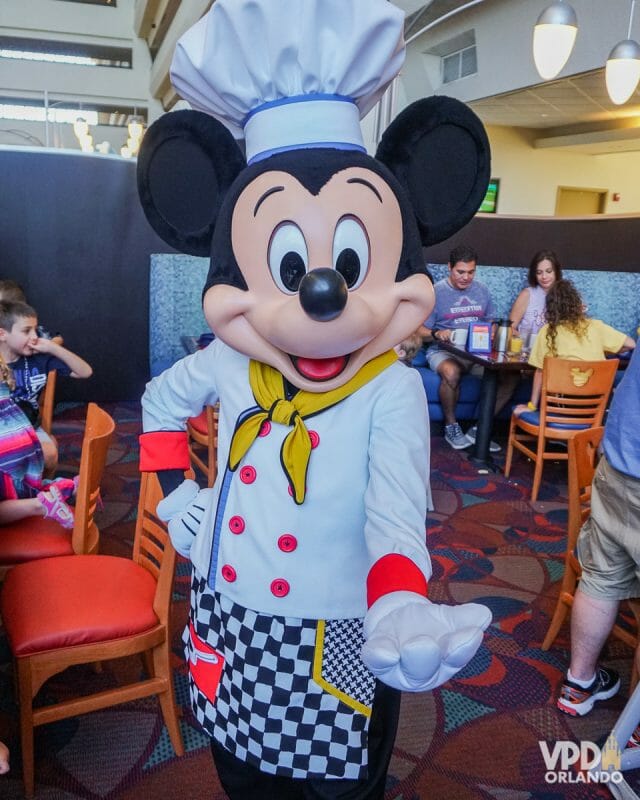Foto do Mickey com roupinha em uma das refeições com personagens no Chef Mickey's.