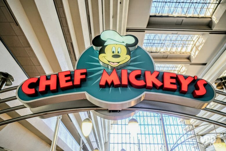 Imagem do arco de entrada com o nome Chef Mickey's, escrito em vermelho e com o Mickey de chapéu de chef em cima.
