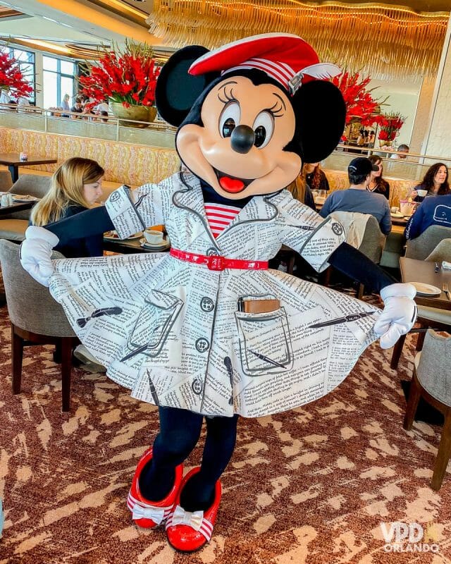 Foto da Minnie com roupinha de escritora e chapéu vermelho no Topolino's Terrace, uma das novas refeições com personagens da Disney.