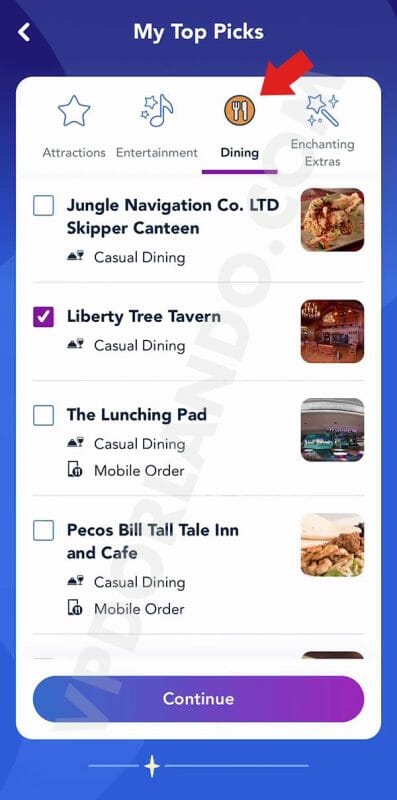 Imagem da tela do aplicativo da Disney com uma seta apontando para a opção de selecionar alimentação. O Liberty Tree Tavern está selecionado.