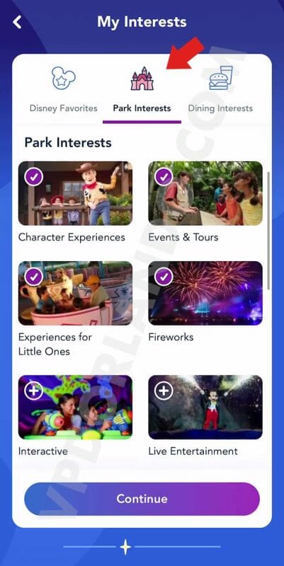 Imagem da tela do aplicativo da Disney com uma seta apontando para a opção de selecionar interesses nos parques, com opções de encontros com personagens, eventos, para crianças, fogos, interativos e mais.