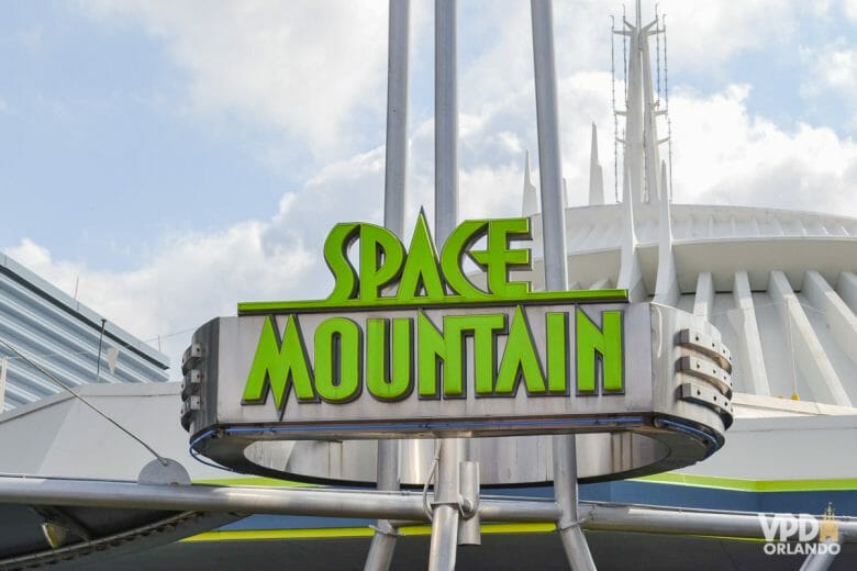 Imagem da placa de entrada da Space Mountain, que foi incluída no Genie+ para o fim de 2021.