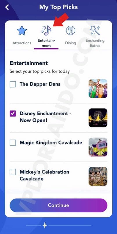 Imagem da tela do aplicativo da Disney com uma seta apontando para a opção de selecionar shows. O Disney Enchantment está selecionado.