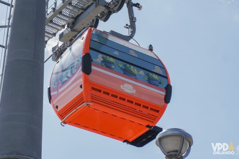 Foto de uma das gôndolas do Skyliner, na cor laranja e com os aliens de Toy Story.