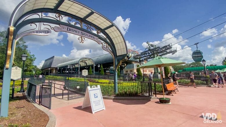 Foto da estação do Skyliner no Epcot.