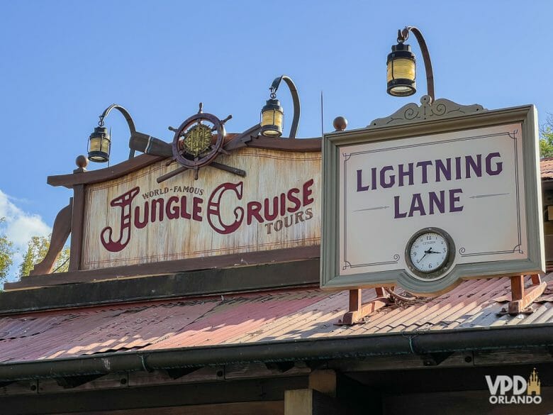 Foto da placa de entrada do Jungle Cruise com a indicação de Lightning Lane. Essa atração faz parte do Genie+ no Magic Kingdom.