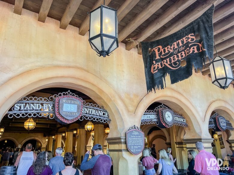 Foto da entrada da atração Pirates of the Caribbean no Magic Kingdom. A placa da atração imita uma bandeira pirata esfarrapada. 