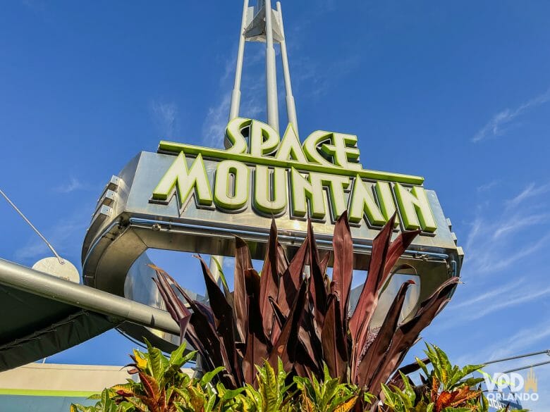 Foto da entrada da Space Mountain, com a placa em destaque.