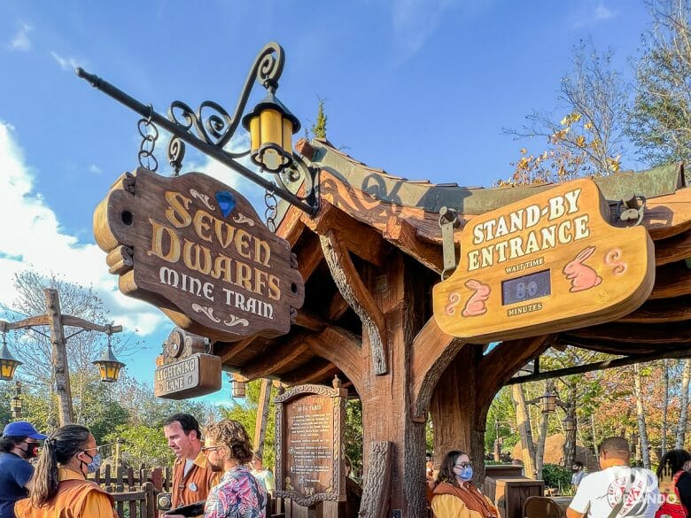 Foto da Seven Dwarfs Mine Train, atração concorrida que faz parte da Early Theme Park Entry.