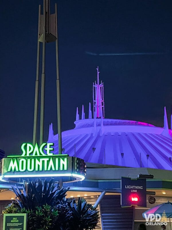 Foto da Space Mountain à noite.